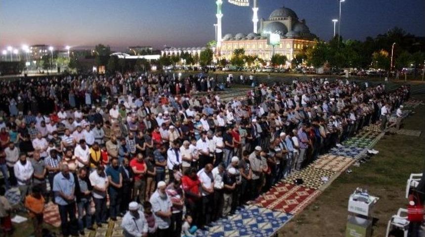 İftar Men&uuml;s&uuml;nde Su, Ekmek, Hurma Ve &Ccedil;orba