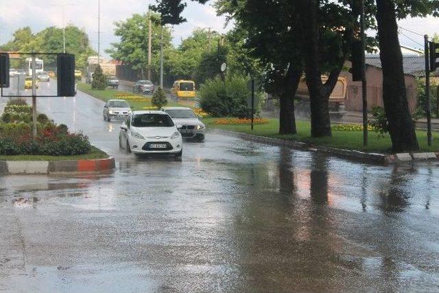 Şiddetli Yağış Hayatı Olumsuz Etkiledi