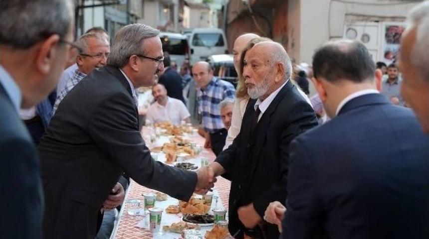 Sokak İftarına Katıldı, Enderun Usul&uuml; Teravih Kıldı