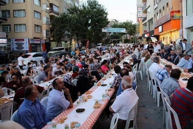 Sokak İftarına Katıldı, Enderun Usulü Teravih Kıldı