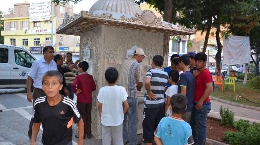 Siverek&rsquo;te Kurulan İkram &Ccedil;eşmesinden Limonata Aktı