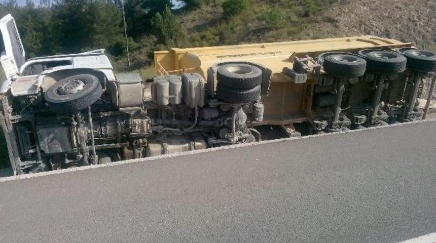 Duble Yolda Kil Y&uuml;kl&uuml; Tır Devrildi, S&uuml;r&uuml;c&uuml; Yaralandı