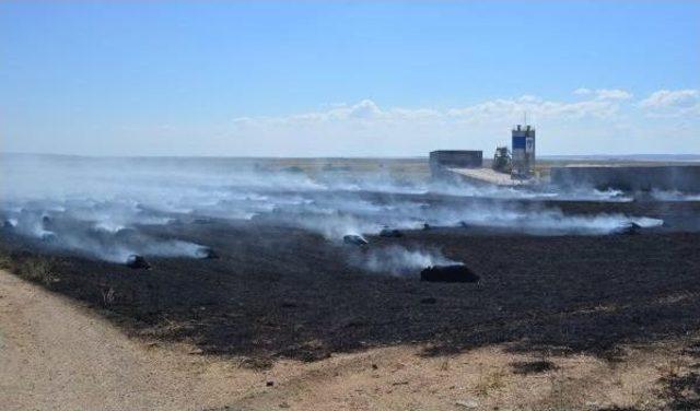 Anız Yakarken Traktörünü, Çevredeki Tarlaları Yaktı, Ağır Yaralandı