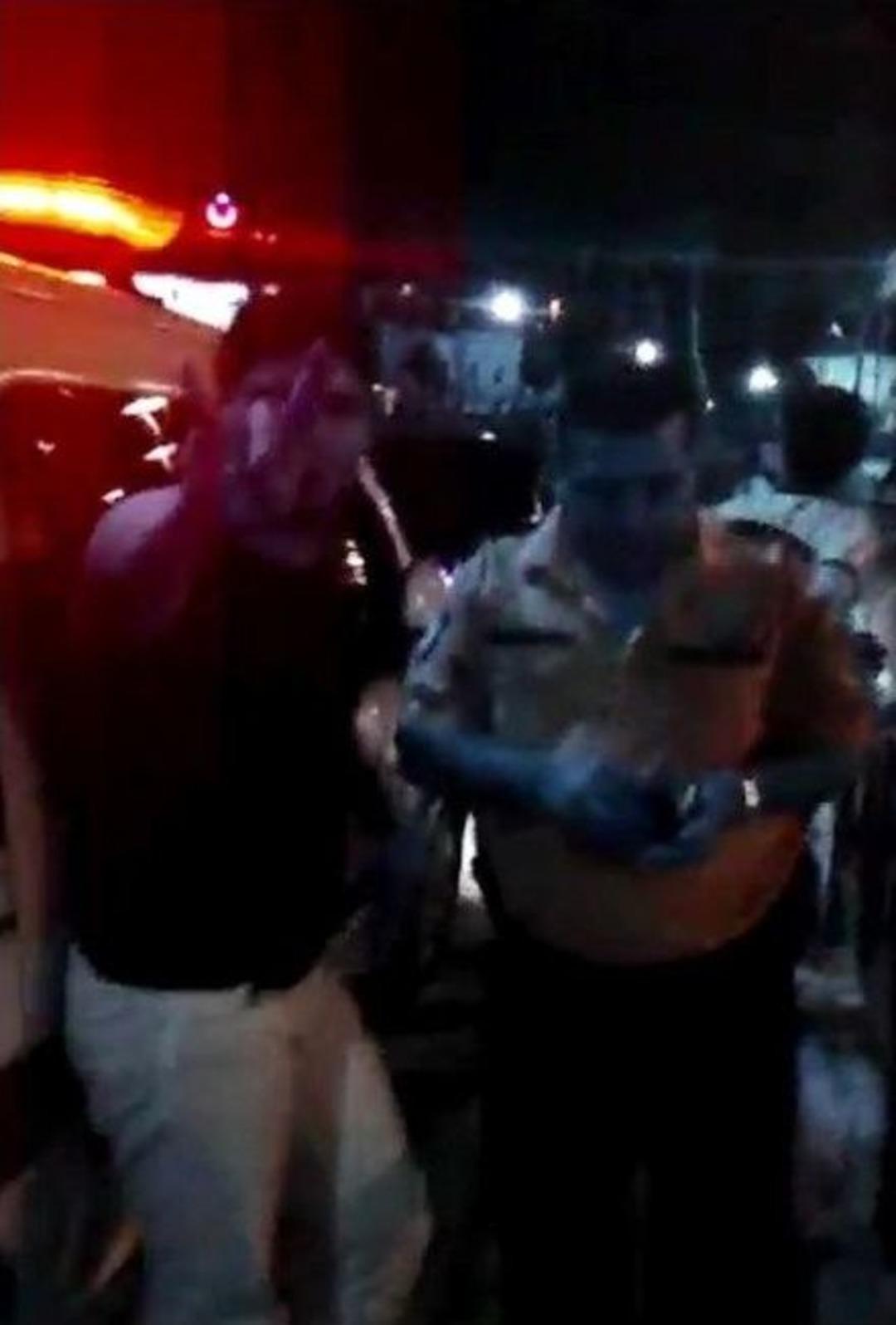 17 Yaşındaki Alkoll&uuml; S&uuml;r&uuml;c&uuml;n&uuml;n Polisi Darp Ettiği İddiası