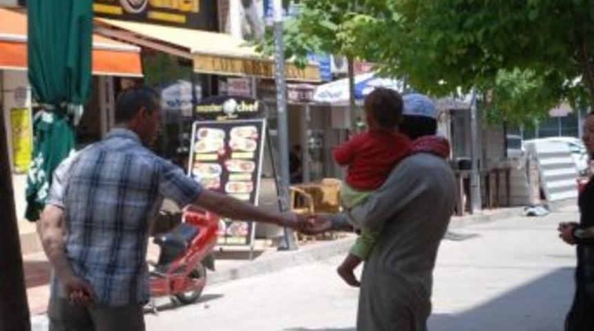 İ&ccedil; Savaştan Ka&ccedil;tılar, &Ccedil;erkezk&ouml;y&rsquo;de Dileniyorlar