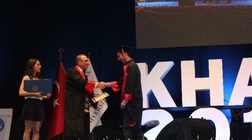 Kadir Has &Uuml;niversitesi&rsquo;nde Mezuniyet &Ccedil;oşkusu