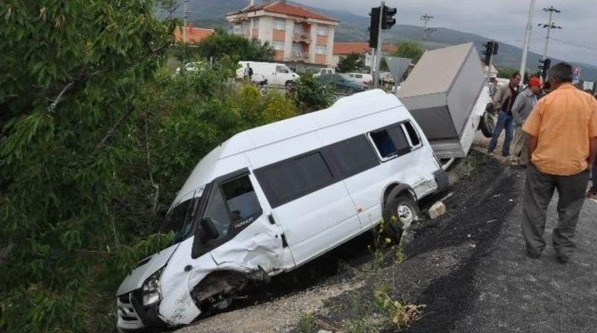 Konya&rsquo;da Otomobille Minib&uuml;s &Ccedil;arpıştı: 5 Yaralı