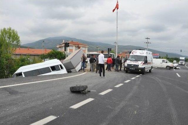 Konya’da Otomobille Minibüs Çarpıştı: 5 Yaralı