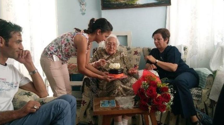 B&uuml;y&uuml;kşehir&rsquo;den 100 Yaşındaki Emine Nine&rsquo;ye S&uuml;rpriz Doğum G&uuml;n&uuml; Kutlaması