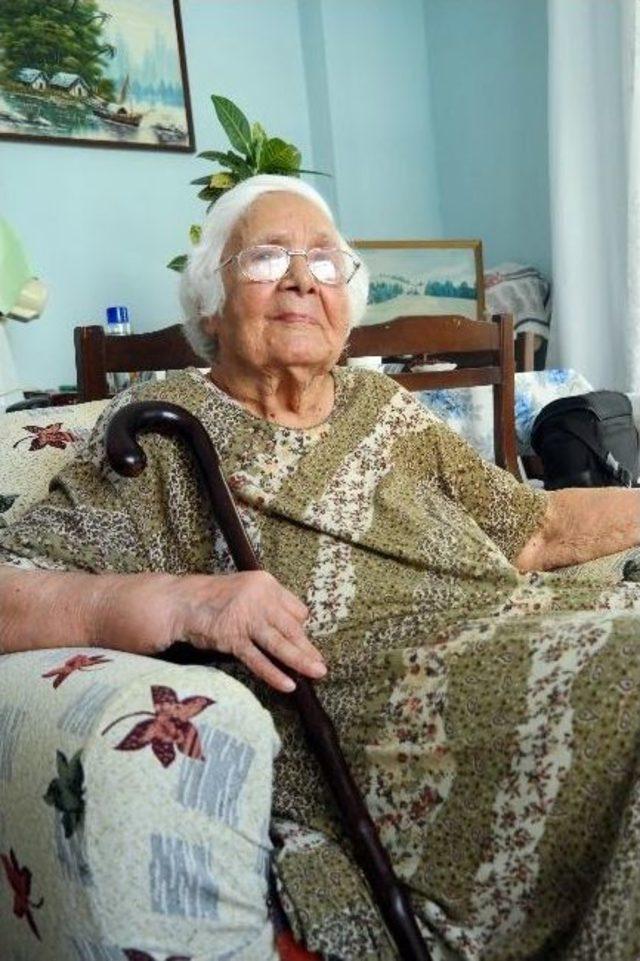 Büyükşehir’den 100 Yaşındaki Emine Nine’ye Sürpriz Doğum Günü Kutlaması