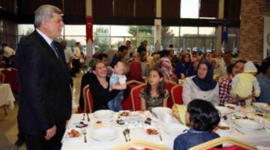 Başkan Karaosmanoğlu D&uuml;nya Yetimler G&uuml;n&uuml; İftarına Katıldı