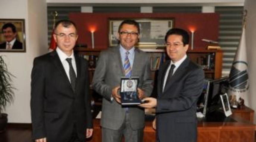 Başkan Tiryaki&rsquo;ye Plaket