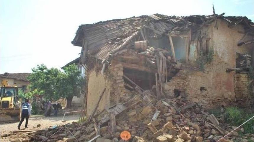 Belediye, Metruk Binalar Yıkmaya Devam Ediyor