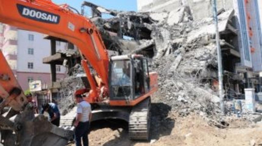 Van&rsquo;da Binaların Yıkımı S&uuml;r&uuml;yor