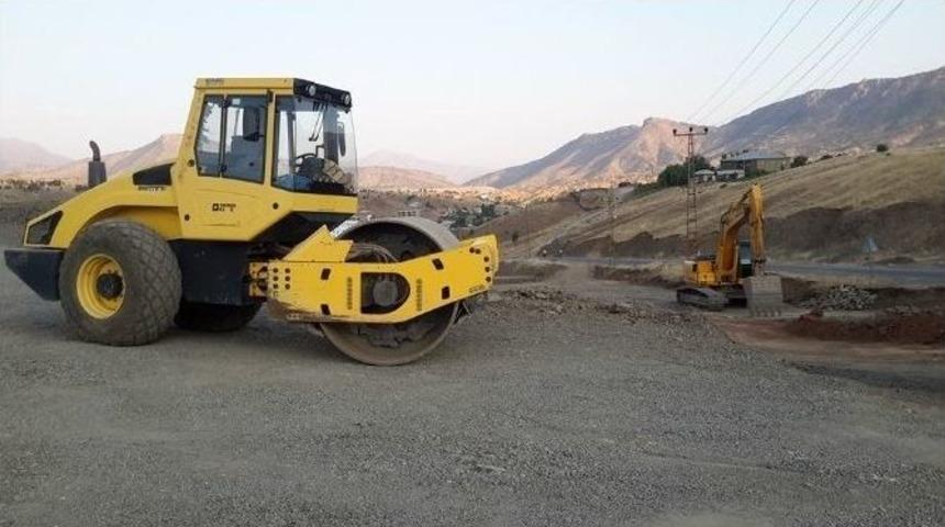 Derecik&rsquo;in Giriş Yolu Genişletiliyor