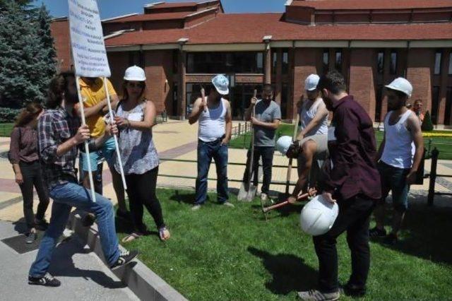 Öğrenciler Kampüse Cami Yapılmasına Karşı Çıktı