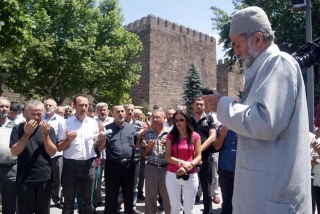 Kayseri&rsquo;De, Doğu T&uuml;rkistan I&ccedil;in Cuma &Ccedil;ıkışı G&ouml;steri