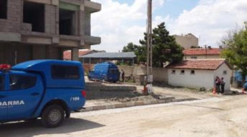 İnşaat Tuvaletinde &Ccedil;uvalda 2 El Bombası Ve Bir Lav Silahı Bulundu