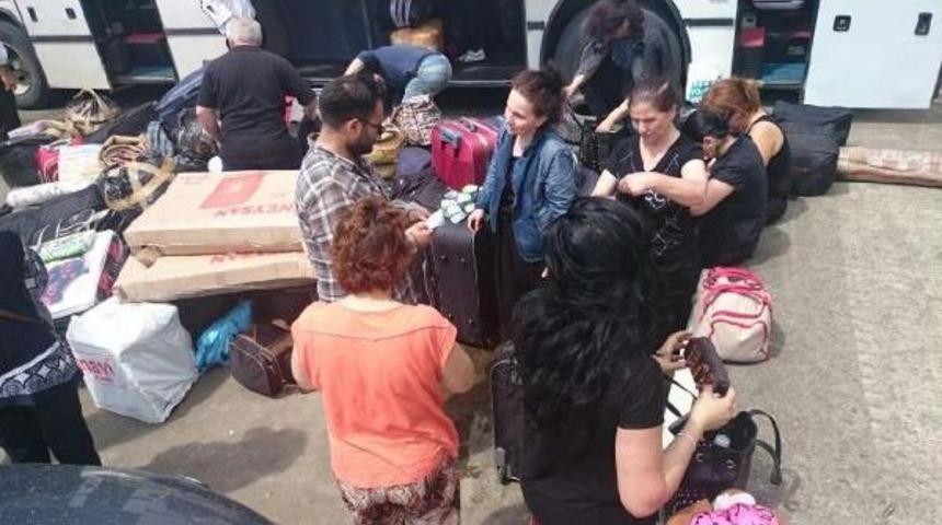 Otob&uuml;ste &Ouml;zel B&ouml;lmelere Saklanarak Sarp Sınır Kapısı&rsquo;Nda Ge&ccedil;iş Yapmak Isteyen Yabancı Uyruklu 21 Kişi Yakalandı