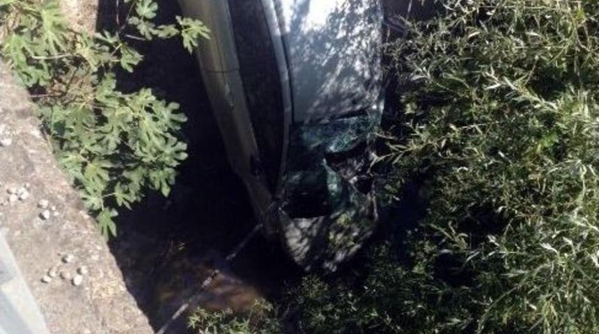 İzmir&rsquo;de Otomobil Dereye U&ccedil;tu: 2 &Ouml;l&uuml;