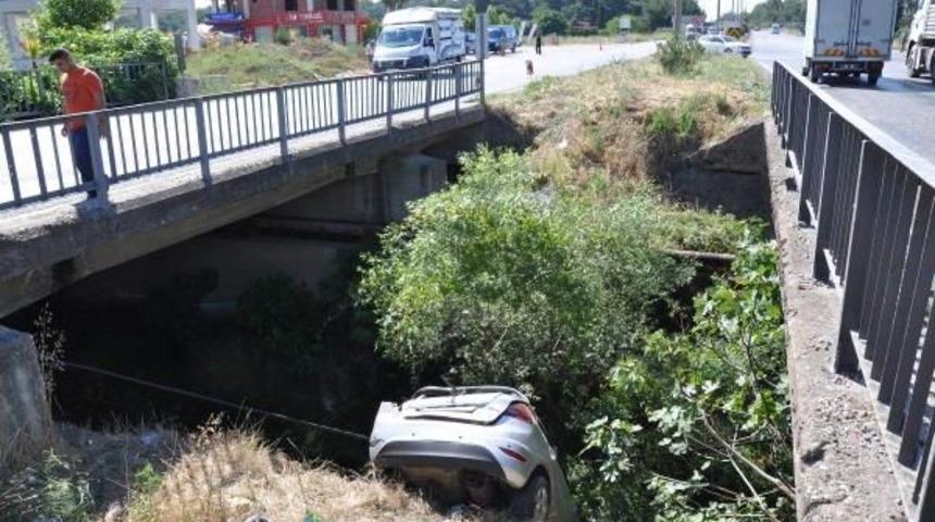 Otomobil Dereye U&ccedil;tu: 2 &Ouml;l&uuml;, 1 Yaralı