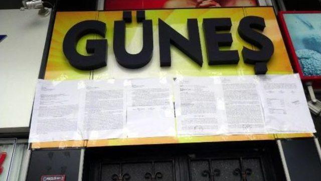 Kapatılan Içkili Restoranın Duvarına Mahkeme Kararını Asıp Belediyeyi Protesto Etti