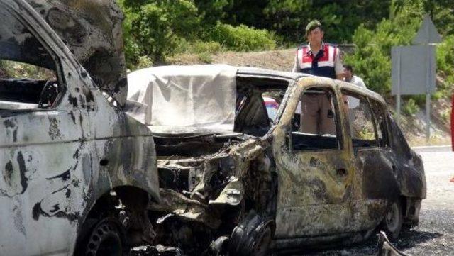 Kazada Alev Alan Otomobilde 3 Kişi Yanarak Öldü(2)
