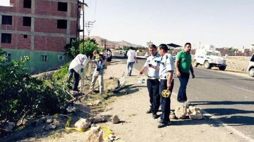 Otomobil, Yol Kenarında Oynayan &Ccedil;ocuklara &Ccedil;arptı: 1 &Ouml;l&uuml;, 2 Yaralı