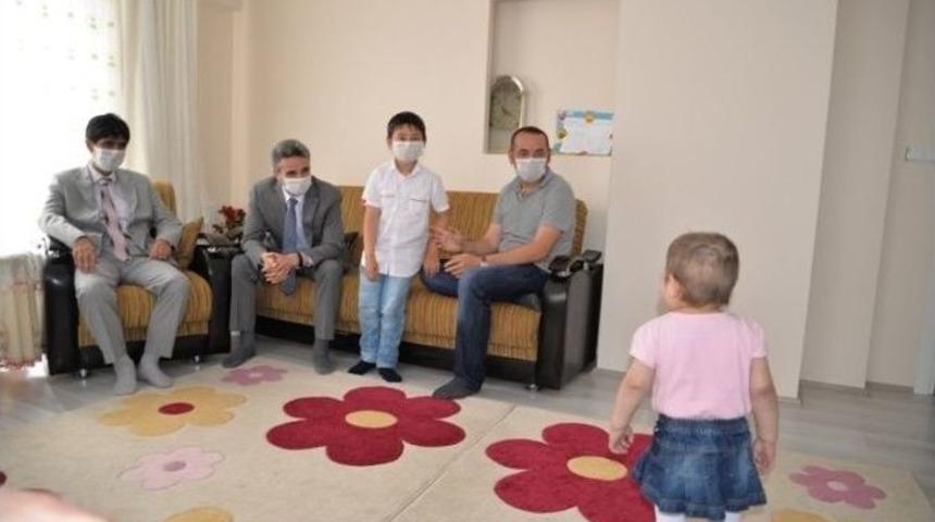 Bolu Valisi Kemik İliği Hastası Minik Zeynep&rsquo;i Evinde Ziyaret Etti