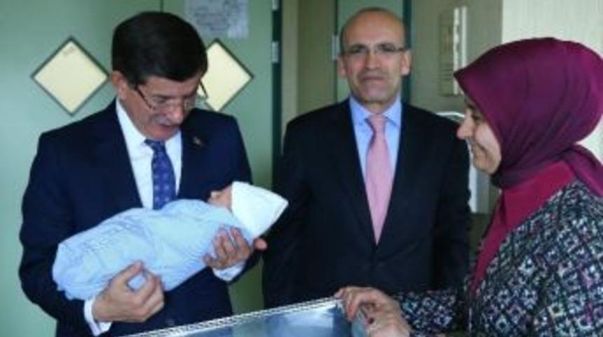 Davutoğlu, 3. &Ccedil;ocuğu Olan Bakan Şimşek&rsquo;i Ziyaret Etti
