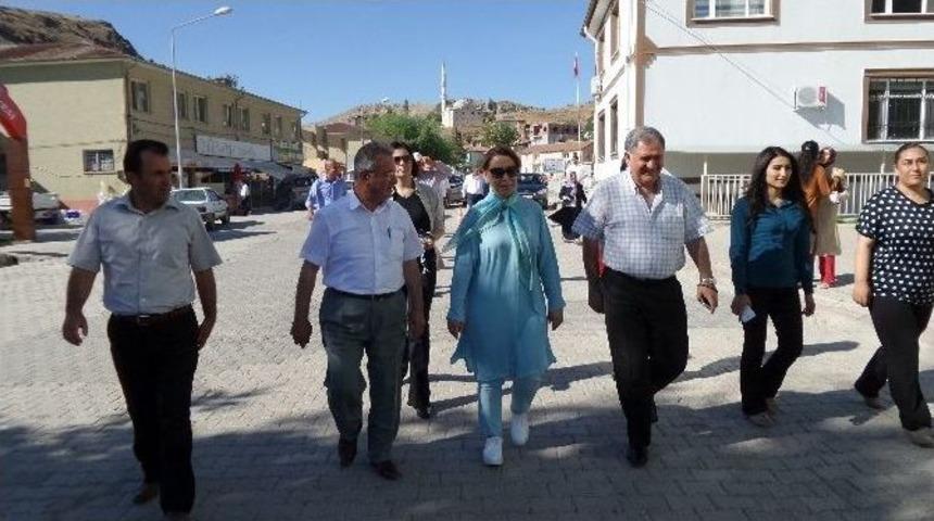 &Ouml;znur &Ccedil;alık, Kuluncak İl&ccedil;esine Yol M&uuml;jdesi Verdi