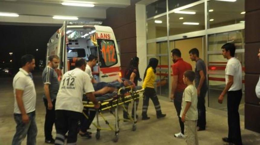 Yolda Y&uuml;r&uuml;rken Bı&ccedil;akla Yaralandı