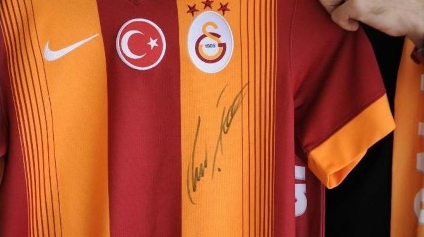 Podolski İlk Galatasaray Formalarını İmzaladı