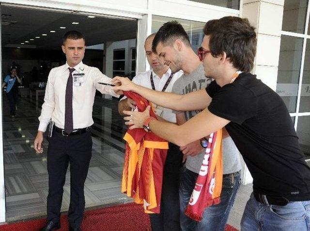 Podolski İlk Galatasaray Formalarını İmzaladı