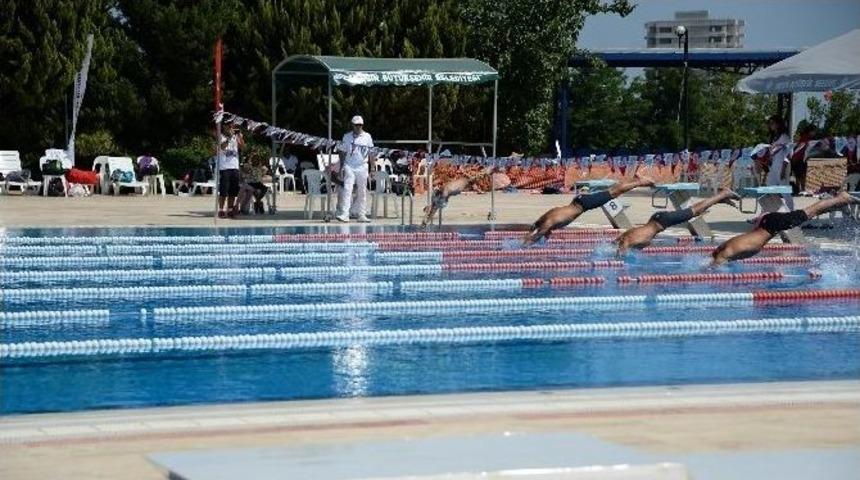 Gen&ccedil; Y&uuml;z&uuml;c&uuml;ler Kupalarını Aldı