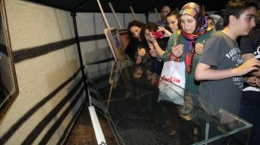 Kabe-i Şerif &Ouml;rt&uuml;s&uuml; Ke&ccedil;i&ouml;ren K&uuml;lt&uuml;r Evi&rsquo;nde Ziyarete A&ccedil;ıldı