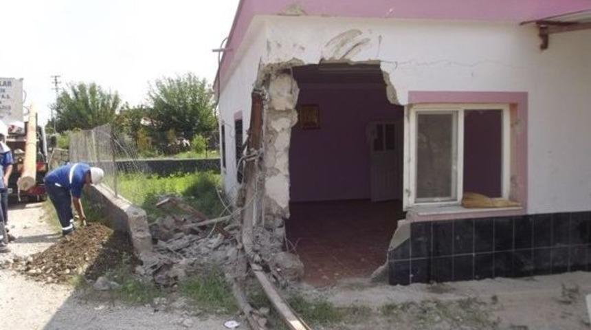 Uyuyan Şof&ouml;r Yatak Odasına Girdi