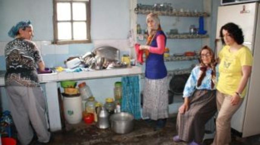 Beşikd&uuml;z&uuml; &ldquo;dedem Ve Ninem"i Unutmuyor