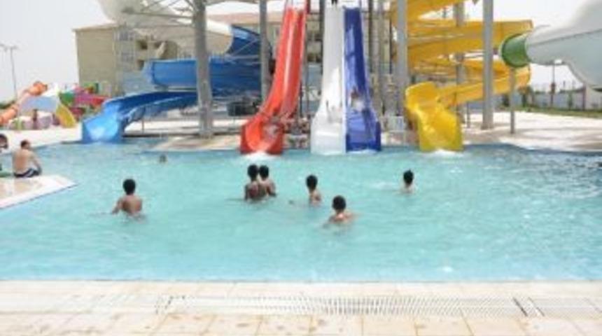 Sıcaktan Bunalanlar Y&uuml;zme Havuzlarına Akın Ediyor