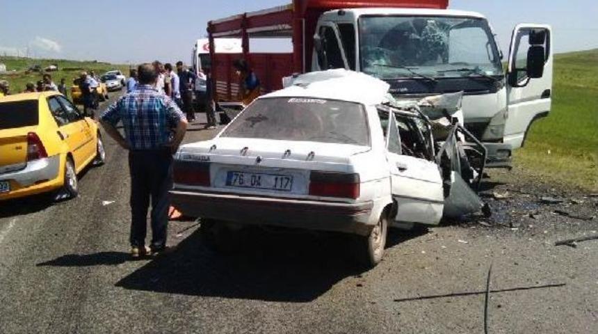 Kamyon Ve Otomobil &Ccedil;arpıştı: 1 &Ouml;l&uuml;