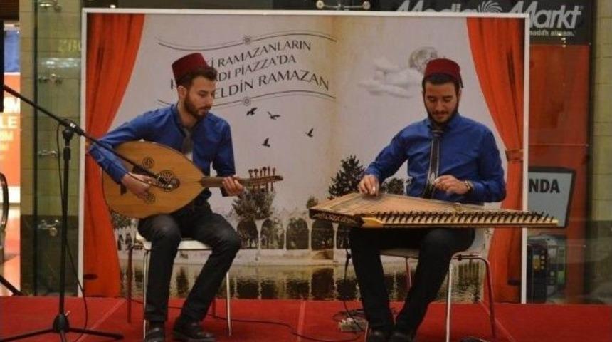 Piazza&rsquo;da Ramazan Her G&uuml;n Bayram Tadında