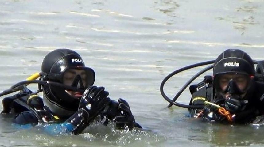 Otomobil İle Kanala D&uuml;şen Gen&ccedil; Halen Bulunamadı