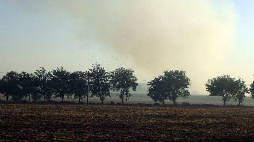 Suriye Sınırındaki Anız Yangınları Tehlike Sa&ccedil;ıyor