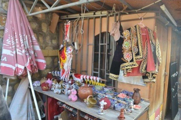 (özel Haber) Ramazan’da Şeyh Edebali Türbesine Akın Eden Vatandaşlar Çevredeki Esnafın Yüzünü Güldürüyor G3