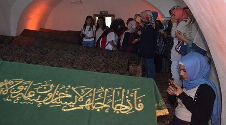 (özel Haber) Ramazan’da Şeyh Edebali Türbesine Akın Eden Vatandaşlar Çevredeki Esnafın Yüzünü Güldürüyor G4