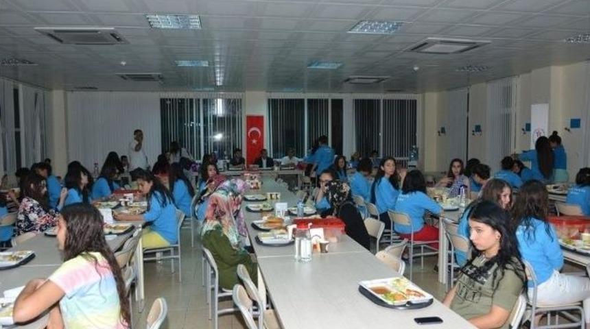 Gen&ccedil;lik Kampı &Ouml;ğrencileri İle İftar Yemeği