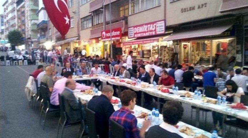Esentepe Gen&ccedil;lerinde Mahallede İftar Sofrası