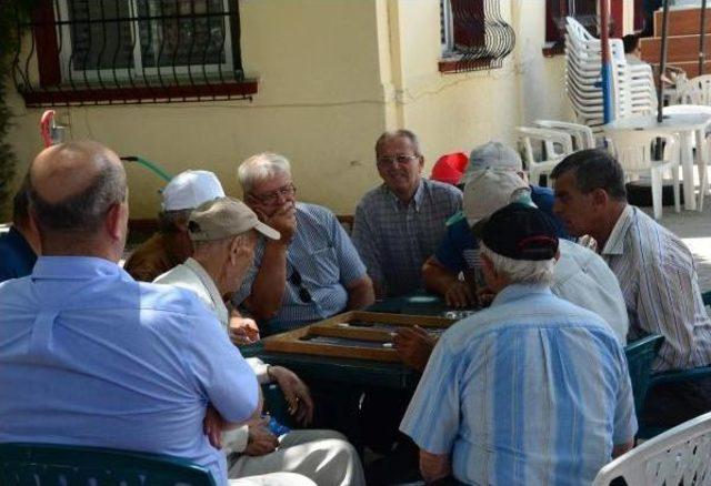 Yunanistan Kemer Sıkma Konusunda Sandık Başına Gidiyor