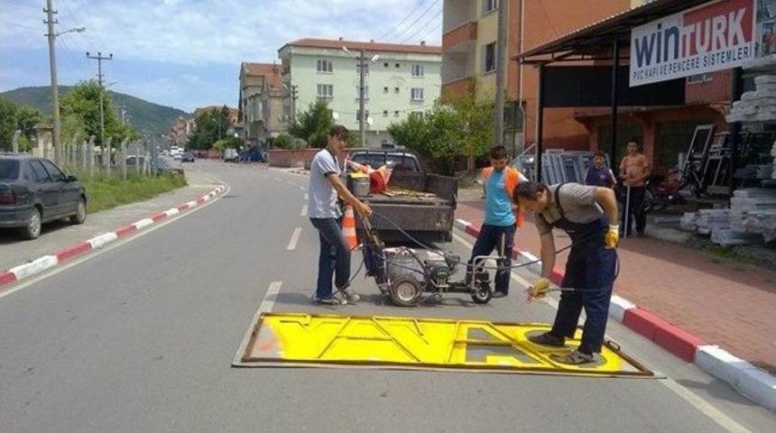 Saltukova&rsquo;da Yaya Ge&ccedil;idi Ve Hız Sınırını G&ouml;steren İşaretler Boyandı