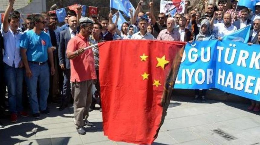 Kayseri'de &Ccedil;in Bayrağı Yakıldı